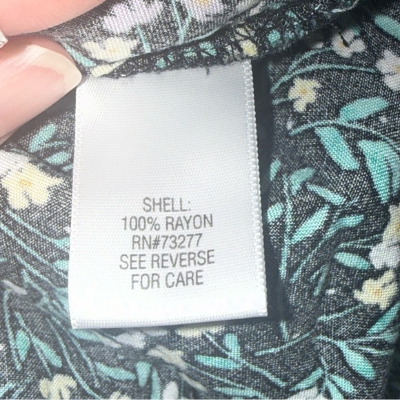 Croft & Barrow Floral Sleeveless Blouse V-Neck Spring Summer Size M - Picture 6 of 8